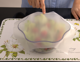 料理や食品のお皿に密閉ラップする