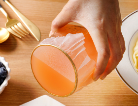 飲みかけのコップに蓋をする